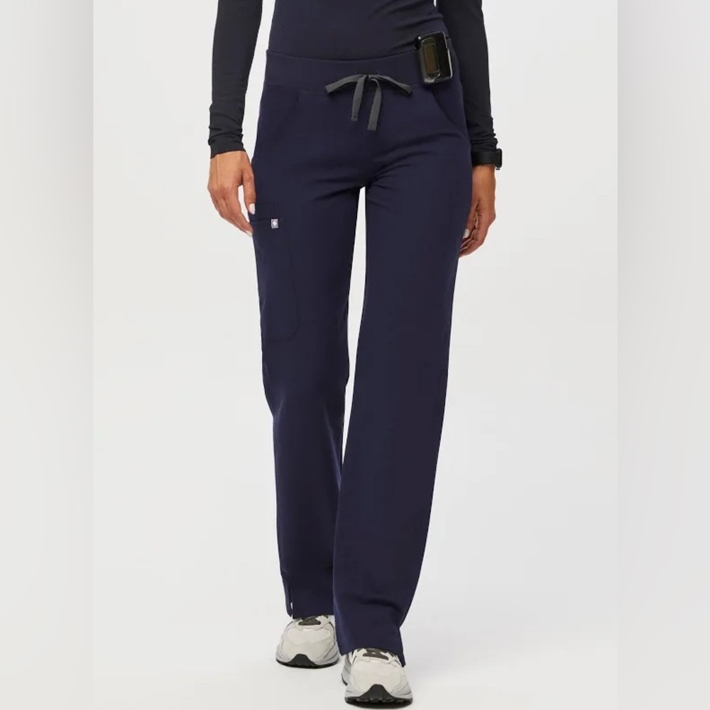 Figs scrub SET navy TOP : Catarina Med PANTS : Kade Sm